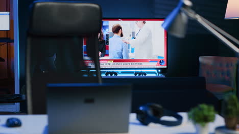 Smart-TV-Offen-Gelassen,-Nachrichtensendung-Im-Leeren-Heimbüro-Mit-Schreibtisch