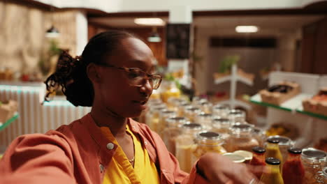 POV-Eines-Afroamerikanischen-Käufers,-Der-Produkte-Auf-Dem-Bauernmarkt-Filmt