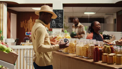 Afroamerikanischer-Käufer-Besucht-Den-örtlichen-Bauernmarkt,-Um-Einzukaufen