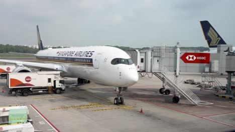 Puente-Jet-Conectado-Al-A350-900-De-Singapore-Airlines-En-El-Aeropuerto-De-Changi,-Singapur