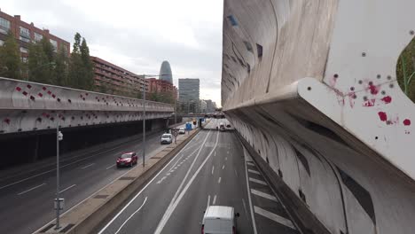 Moderne-Autobahn-In-El-Poblenou,-Barcelona.-Autos-Fahren-Auf-Asphaltierter-Straße.-Panorama