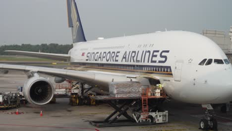 Fracht-Wird-Auf-Singapore-Airlines-A380-Mit-Geöffneter-Frachtraumtür-Am-Flughafen-Changi-Verladen