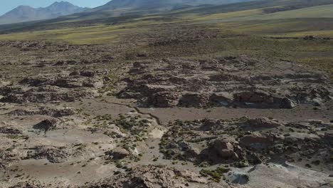 Drone-Volando-De-Cerca-Sobre-Un-Paisaje-Rocoso-En-El-Desierto-De-Atacama