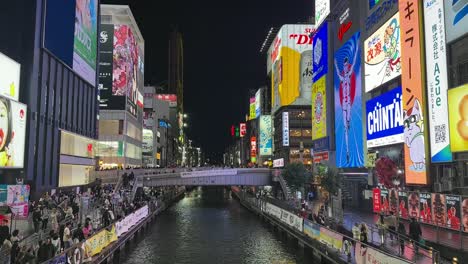 Dotonburi-Nachtszene-Osaka-Japan