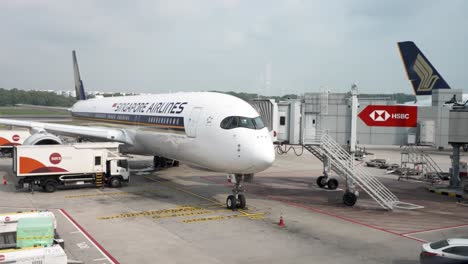 Puente-Jet-Conectado-Al-A350-900-De-Singapore-Airlines-Junto-Al-Edificio-De-La-Terminal-Del-Aeropuerto-De-Changi-En-Singapur