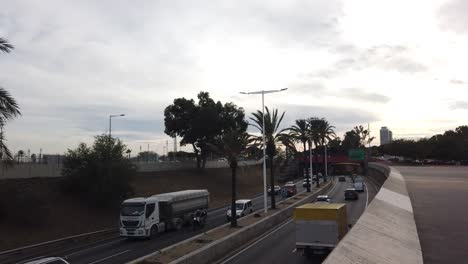 Panorámica-De-La-Autopista-Y-El-Tráfico-De-Coches-En-La-Playa-De-Bogatell-Ciutadella-Barcelona