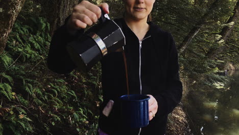 Young-woman-pouring-coffer-in-the-forest