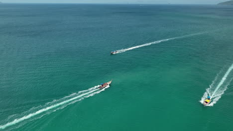 Barcos-Tailandeses-Que-Transportan-Pasajeros-A-La-Playa-Railay-Y-Ao-Nang-En-La-Costa-De-Krabi,-Tailandia