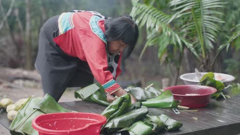 Statische-Aufnahme-Einer-Traditionellen-Frau-Im-Amazonas-Regenwald,-Die-Essen-Zubereitet