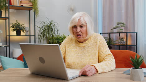 Unglückliche,-Traurige-ältere-Frau-Benutzt-Laptop,-Schlechte-Nachrichten,-Glücksverlust,-Spiel-Scheitert,-Lotterieergebnisse-Zu-Hause