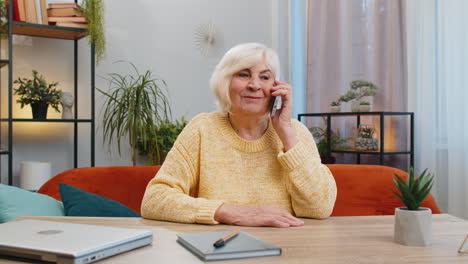 Glückliche-ältere-Alte-Frau,-Die-In-Ein-Angenehmes-Gespräch-Verwickelt-Ist.-Telefonanruf.-Gute-Nachrichten.-Genießen-Sie-Es,-über-Klatsch-Und-Tratsch-Zu-Reden