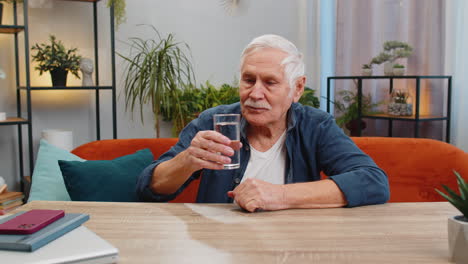 Un-Anciano-Sediento-Se-Sienta-En-Casa-Sosteniendo-Un-Vaso-De-Agua-Natural-Y-Hace-Sorbos-Bebiendo-Agua-Filtrada
