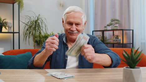 Lächelnder,-Glücklicher-älterer-Großvater,-Der-Geld-Zählt,-Dollar,-Bargeld,-Einkommen,-Rente,-Gehalt,-Lotteriegewinn