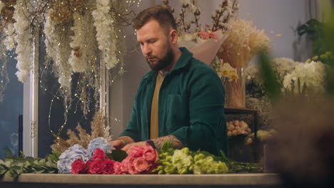 Der-Florist-Bereitet-Einen-Schönen-Blumenstrauß-Zum-Verkauf-Vor