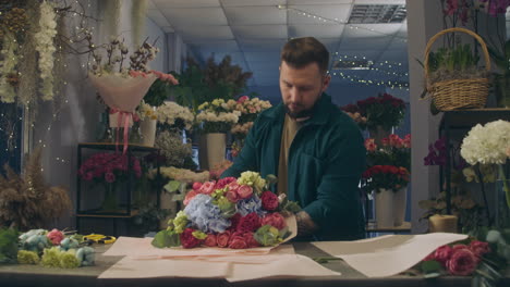 Concentrated-Male-Florist-Wraps-Flowers-Bouquet
