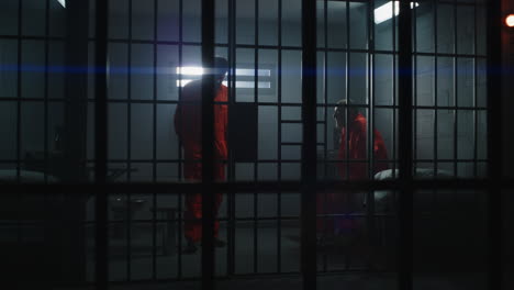 Gefängniswärter-Schlägt-Häftling-Mit-Polizeiknüppel-In-Die-Beine