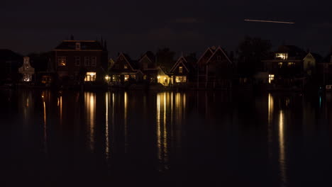 Zeitraffer-Der-Nacht,-Die-In-Ein-Dorf-Am-Wasser-In-Den-Niederlanden-Kommt