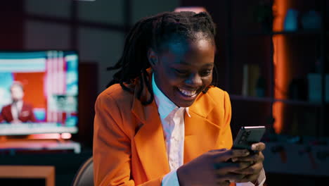 Afroamerikanisches-Mädchen,-Das-SMS-Nachrichten-Auf-Dem-Smartphone-Verschickt