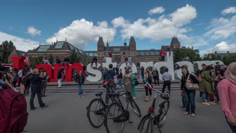 Timelapse-De-Turistas-Tomando-Fotografías-En-El-Lema-De-Amsterdam
