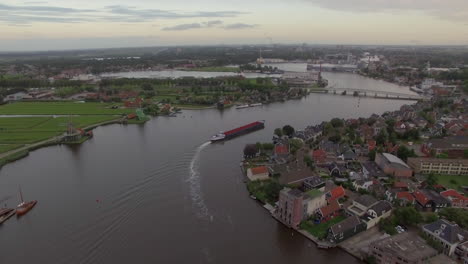 Niederländische-Gemeinde-Am-Flussufer,-Luftaufnahme