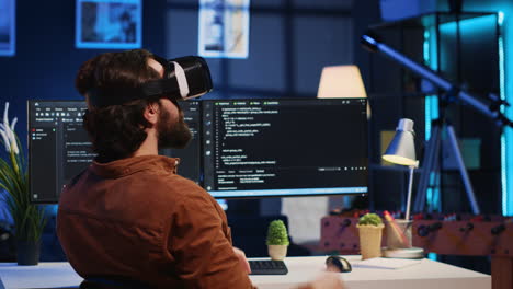 Remote-Softwareentwickler-Verwendet-VR-Brille-Im-Persönlichen-Büro-Zu-Hause