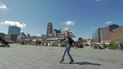 Niño-Divirtiéndose-Y-Bailando-En-Las-Calles-De-La-Ciudad-De-Rotterdam.