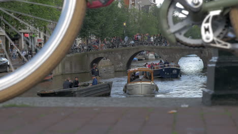 Amsterdam-Ist-Die-Stadt-Der-Fahrräder-Und-Kanäle