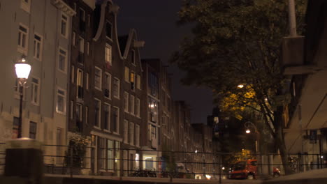 Ver-Amsterdam-De-Noche-Desde-Un-Velero