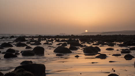 Zeitraffer-Von-Meereswellen-An-Der-Küste-Mit-Felsen-Bei-Sonnenuntergang
