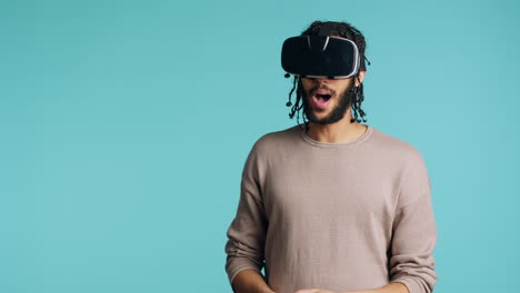 Technikbegeisterter-Trägt-Virtual-Reality-Brille,-Studiohintergrund