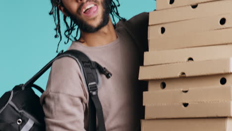 Porträt-Eines-Lächelnden-Pizzalieferanten-Mit-Bestellungen-Zum-Mitnehmen,-Blauer-Hintergrund
