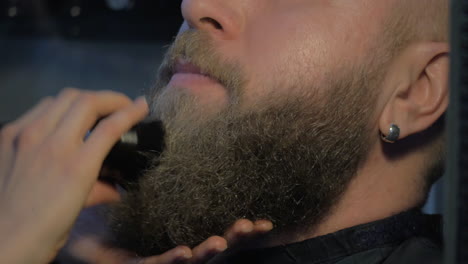 Brushing-beard-in-barbershop