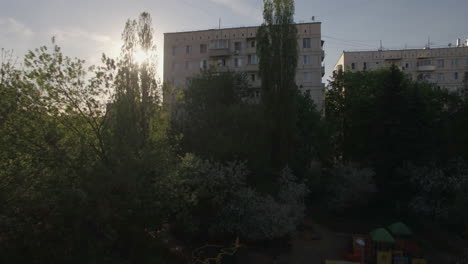 Patio-Y-Bloque-De-Apartamentos-En-Moscú-Aérea.