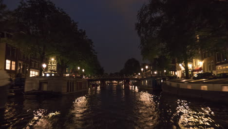 Zeitraffer-Einer-Bootstour-Auf-Den-Amsterdamer-Kanälen-Bei-Nacht