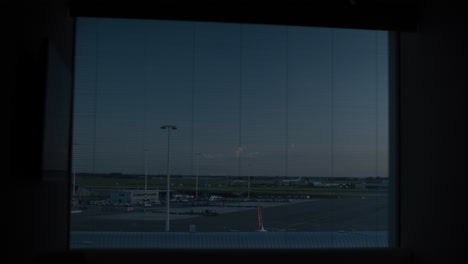 Timelapse-of-night-morning-and-day-in-Amsterdam-airport
