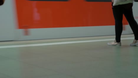 U-Bahn-Kommt-Am-Bahnhof-An-Und-Leute-Steigen-Ein