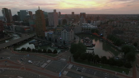 Luftaufnahme-Am-Abend-Von-Rotterdam,-Niederlande