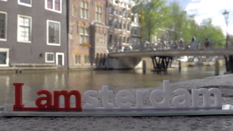 Slogan-„I-Amsterdam“-Und-Blick-Auf-Die-Stadt-Im-Hintergrund-Niederlande