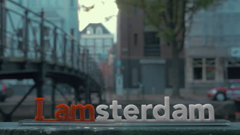 Amsterdamer-Slogan-Und-Immobilienbrücke-Fußgängerbrücke