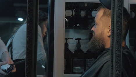 Trimming-beard-in-barbershop