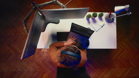 IT-Administrator-Verwendet-Multimonitor-PC-Setup-Und-Laptop,-Um-Aufgaben-Zu-Erledigen,-Luftaufnahme
