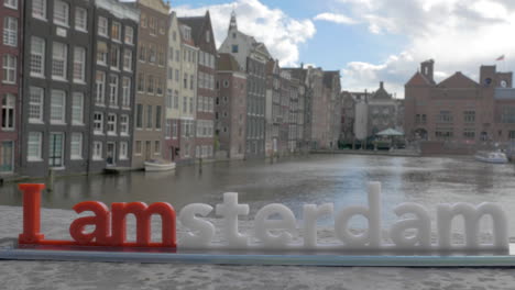 Lema-De-Amsterdam-En-El-Fondo-De-La-Ciudad-De-Países-Bajos