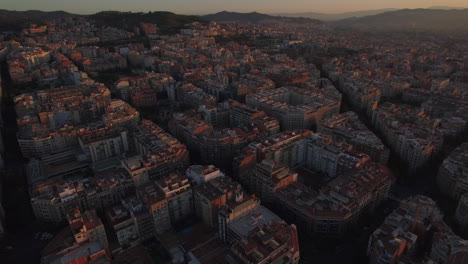 Flug-über-Straßen-Und-Häuser-Von-Barcelona