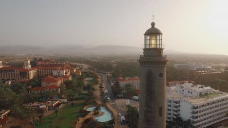 Leuchtturm-Von-Maspalomas-In-Der-Touristenstadt-Gran-Canaria