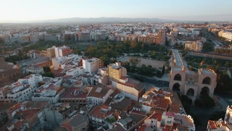 Luftaufnahme-Von-Valencia-Mit-Architektur-Und-Grünen-Parks