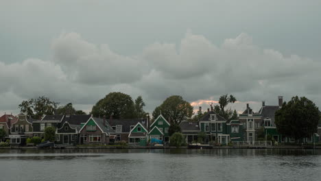 Zeitraffer-Von-Wolken-über-Häusern-Am-Flussufer-In-Den-Niederlanden