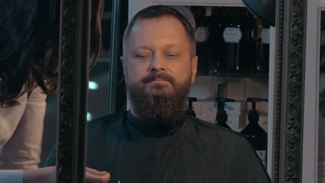 Barbero-Terminando-Recorte-De-Barba