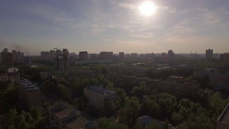Volando-Sobre-Un-Distrito-Residencial-Con-Casas-En-Moscú,-Rusia.