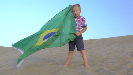 Kind-Mit-Brasilianischer-Flagge-Am-Strand