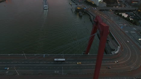 Rotterdam-Mit-Blick-Auf-Fluss-Und-Brückenantenne